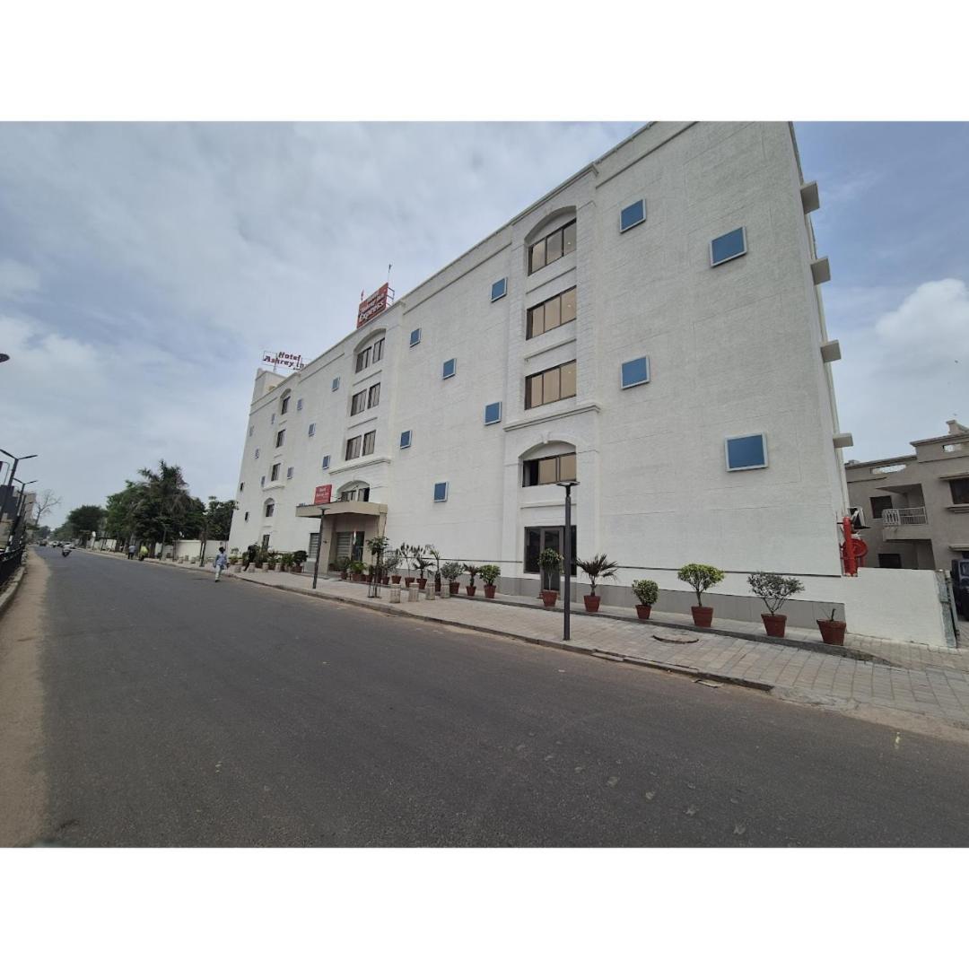 Hotel Ashray Inn Express Ahmedabad Bagian luar foto