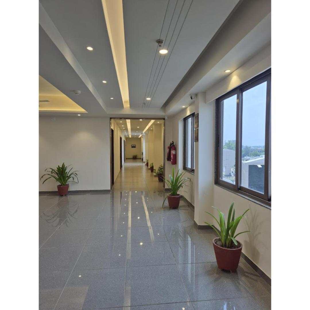 Hotel Ashray Inn Express Ahmedabad Bagian luar foto