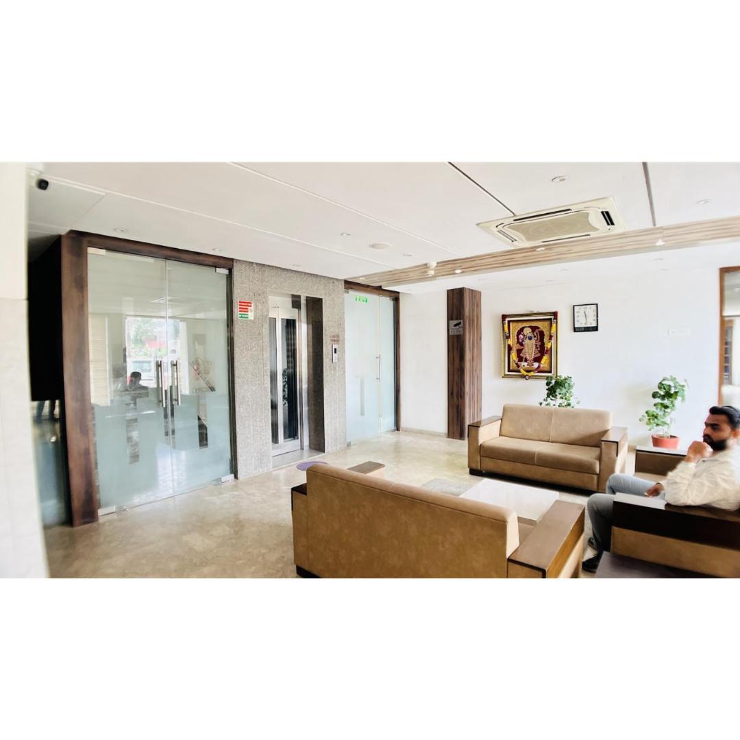 Hotel Ashray Inn Express Ahmedabad Bagian luar foto