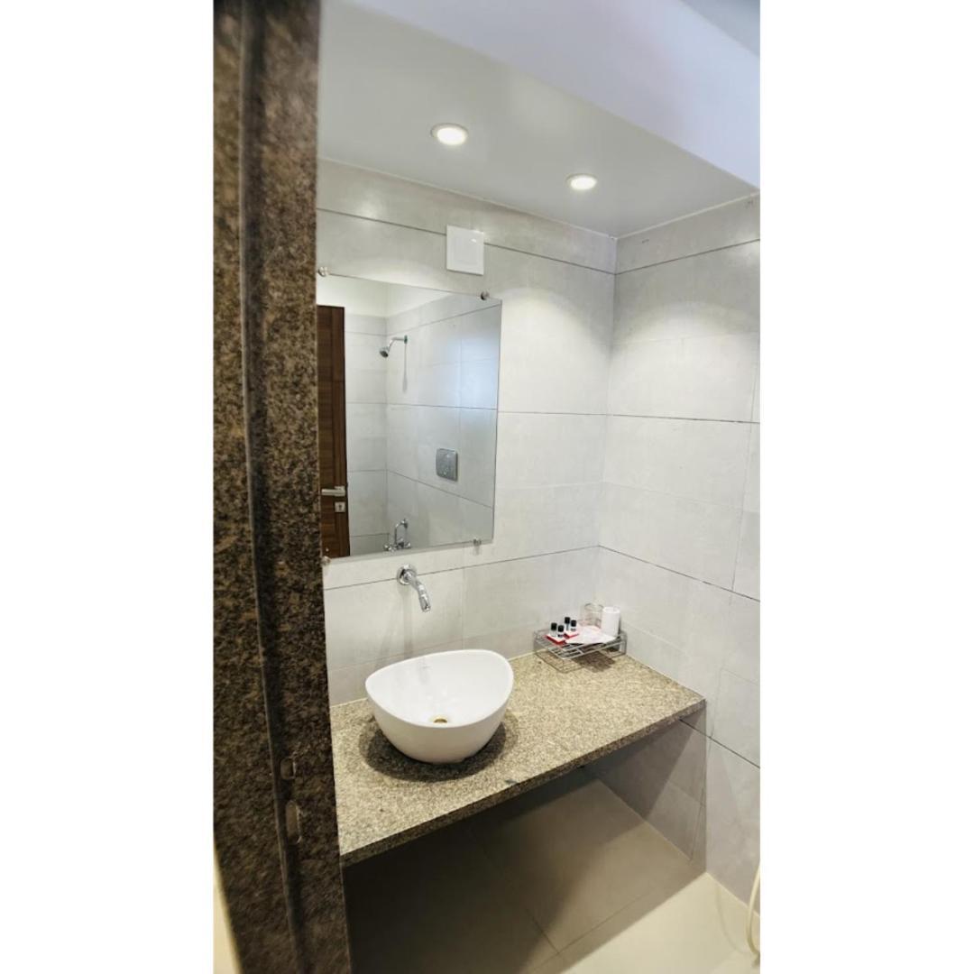 Hotel Ashray Inn Express Ahmedabad Bagian luar foto