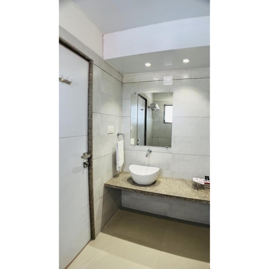 Hotel Ashray Inn Express Ahmedabad Bagian luar foto