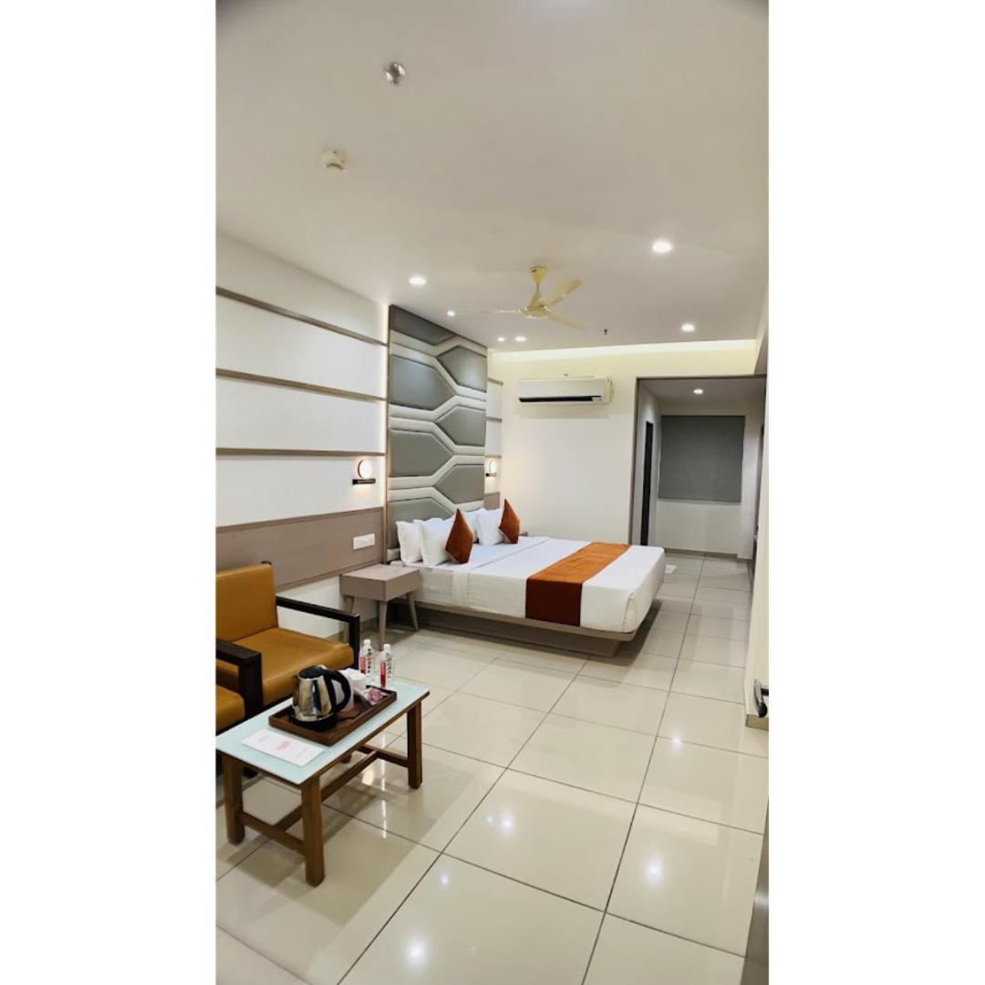 Hotel Ashray Inn Express Ahmedabad Bagian luar foto