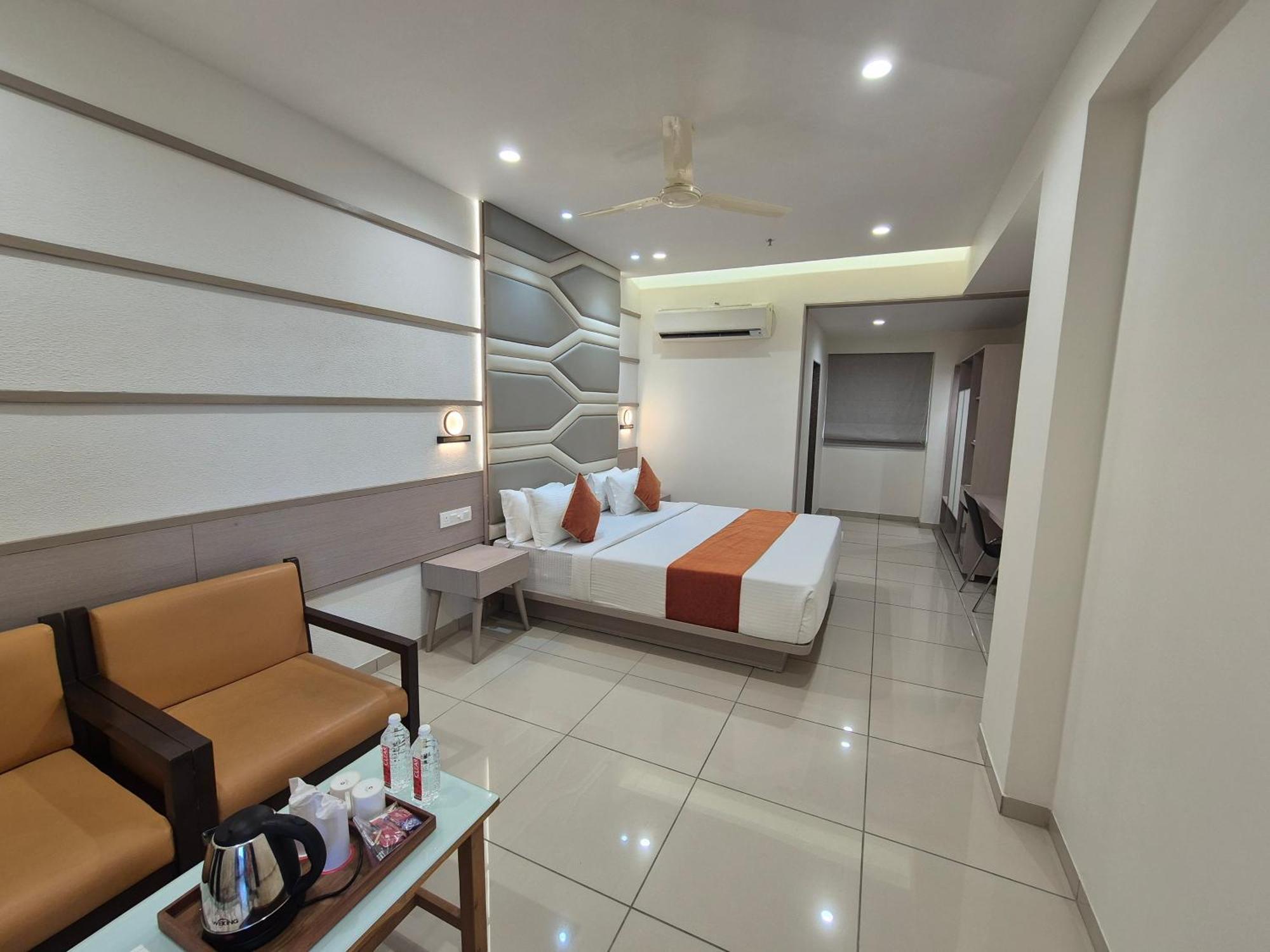 Hotel Ashray Inn Express Ahmedabad Bagian luar foto