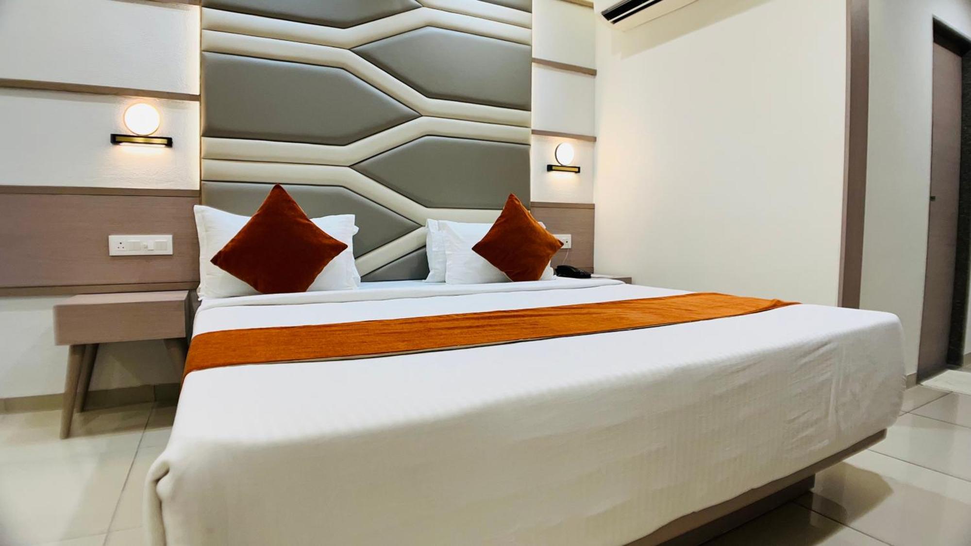 Hotel Ashray Inn Express Ahmedabad Bagian luar foto