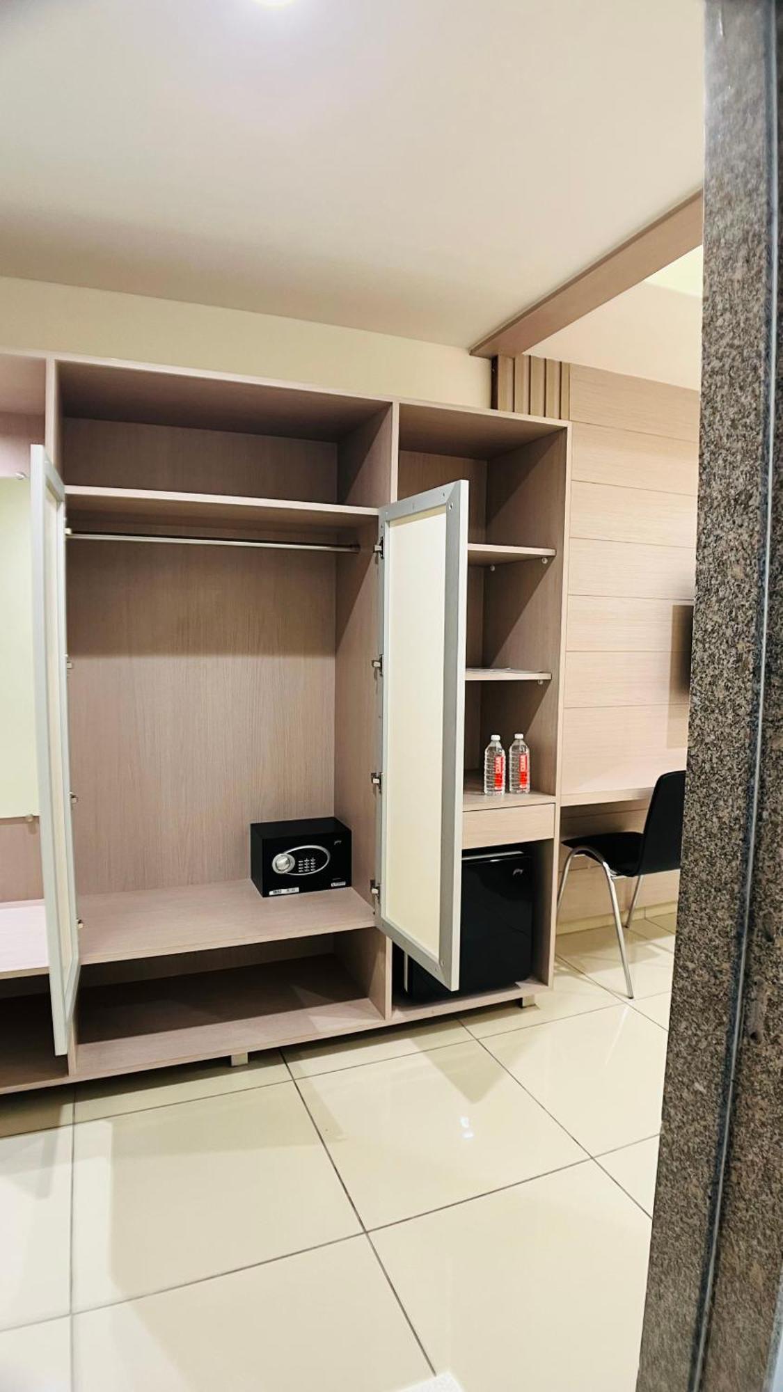 Hotel Ashray Inn Express Ahmedabad Bagian luar foto