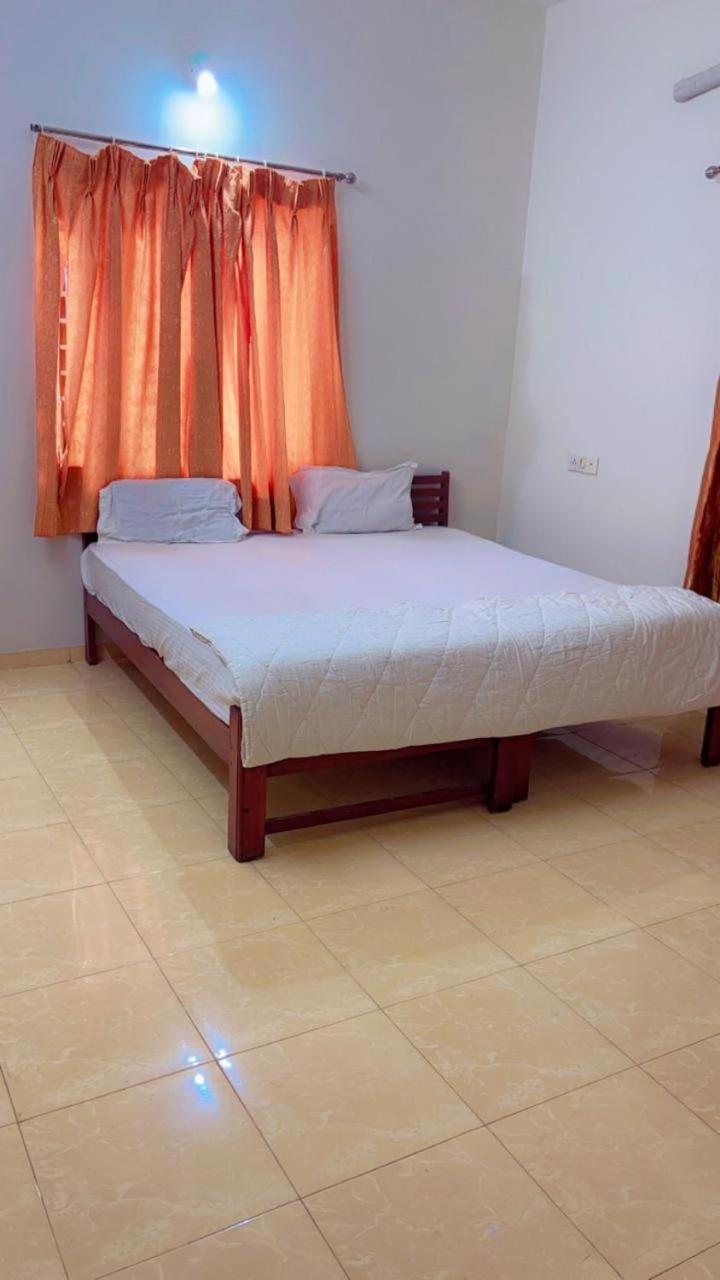 Hotel Ashray Inn Express Ahmedabad Bagian luar foto